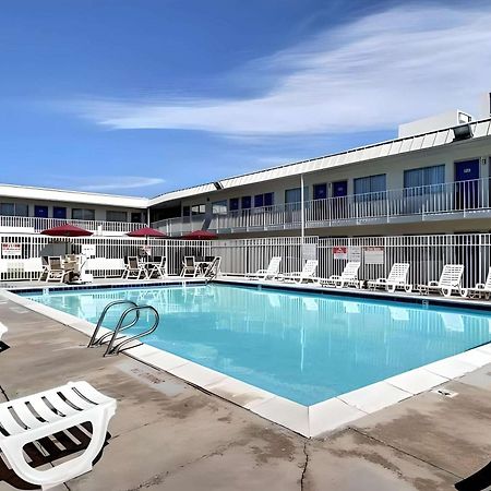 Econo Lodge Мидвейл Экстерьер фото