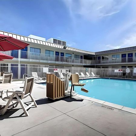 Econo Lodge Мидвейл Экстерьер фото