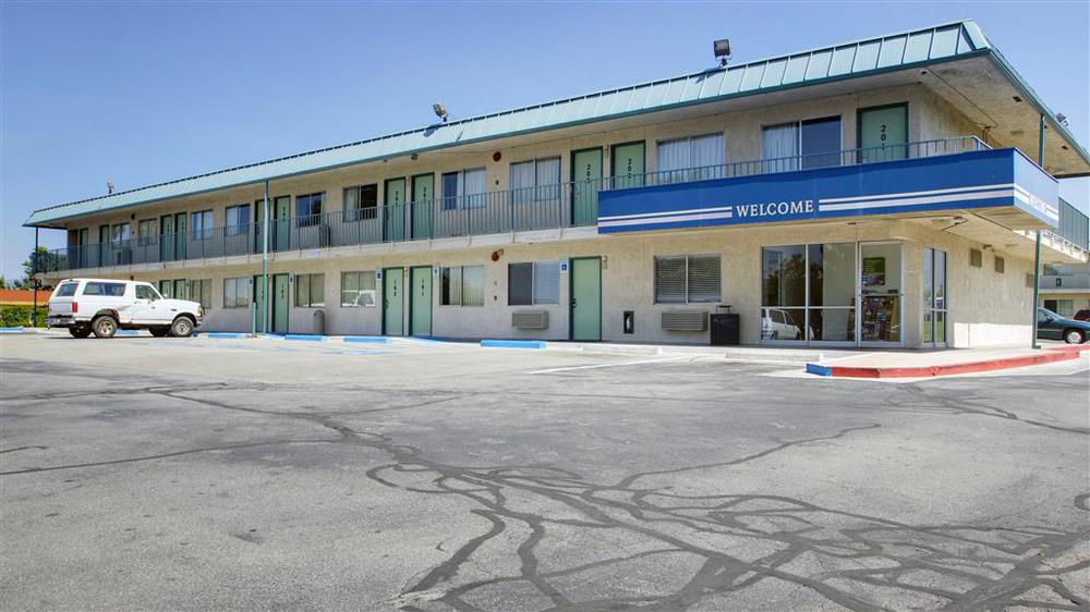 Econo Lodge Мидвейл Экстерьер фото