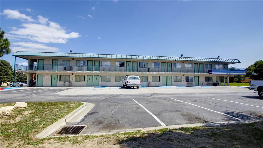 Econo Lodge Мидвейл Экстерьер фото