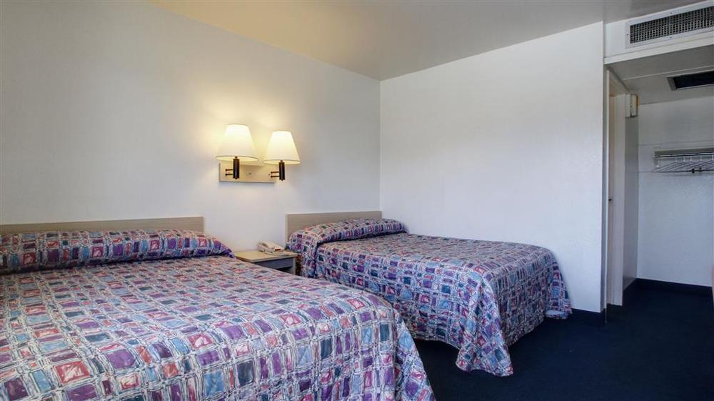 Econo Lodge Мидвейл Номер фото