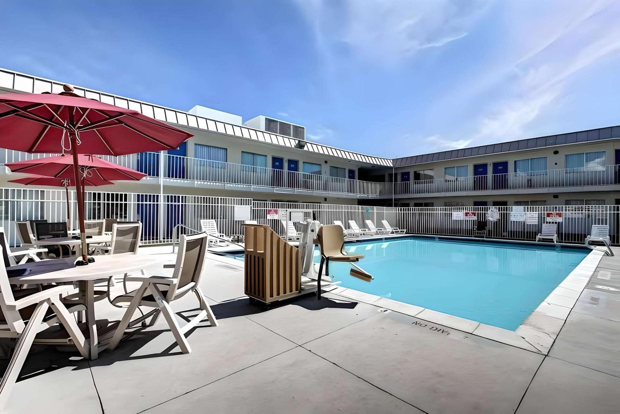 Econo Lodge Мидвейл Экстерьер фото