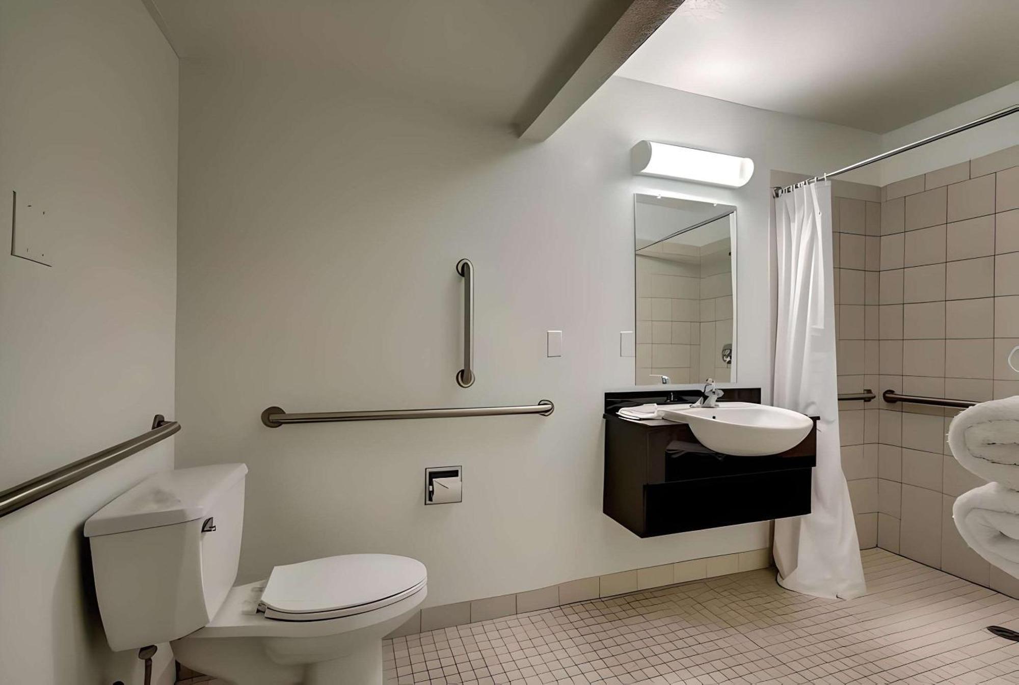 Econo Lodge Мидвейл Экстерьер фото