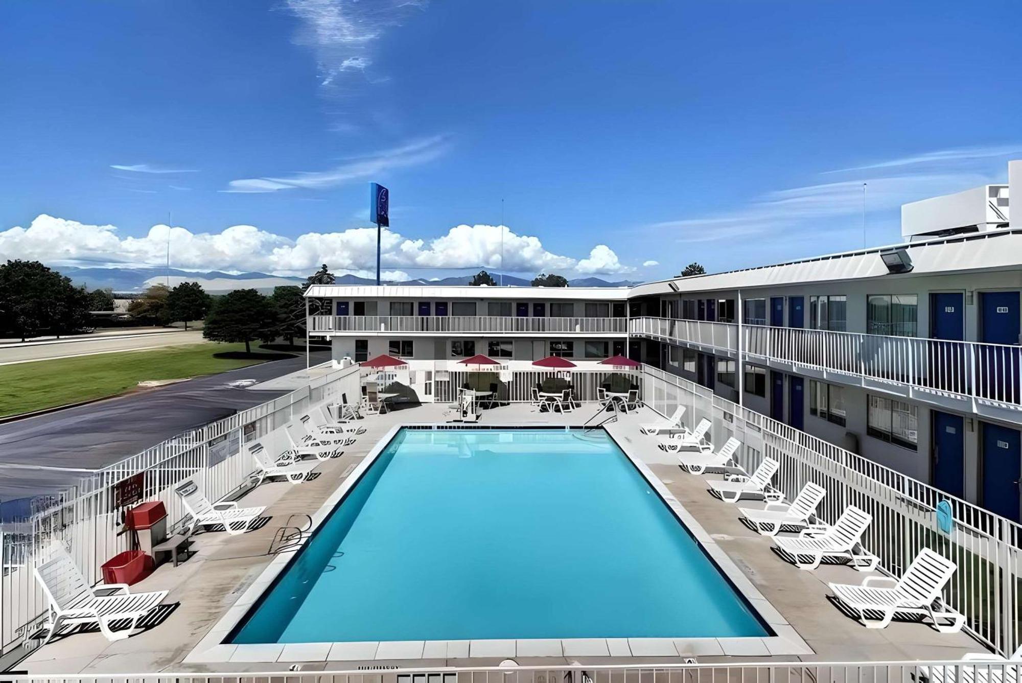 Econo Lodge Мидвейл Экстерьер фото