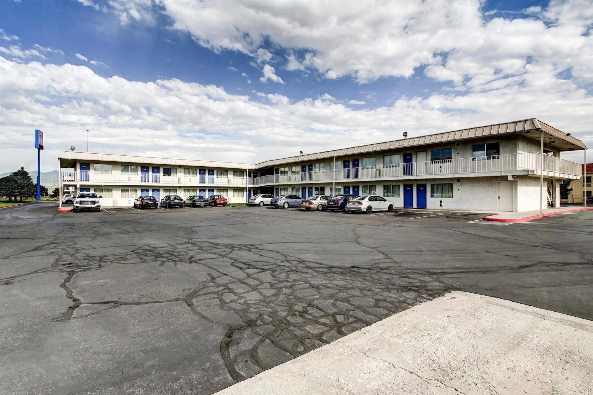 Econo Lodge Мидвейл Экстерьер фото