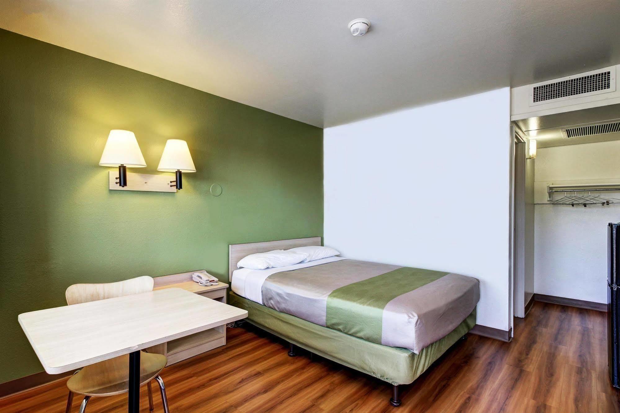 Econo Lodge Мидвейл Экстерьер фото