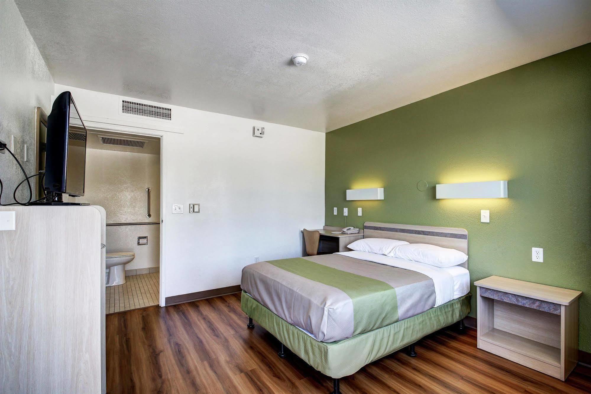 Econo Lodge Мидвейл Экстерьер фото