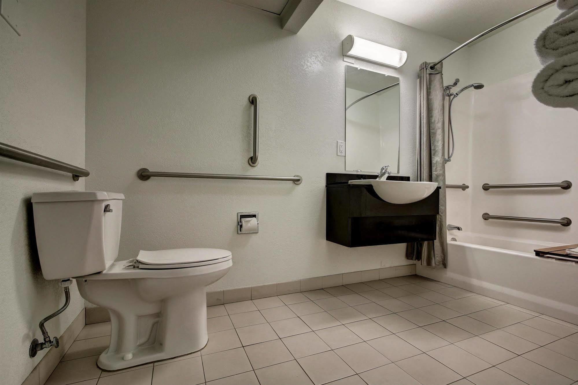 Econo Lodge Мидвейл Экстерьер фото