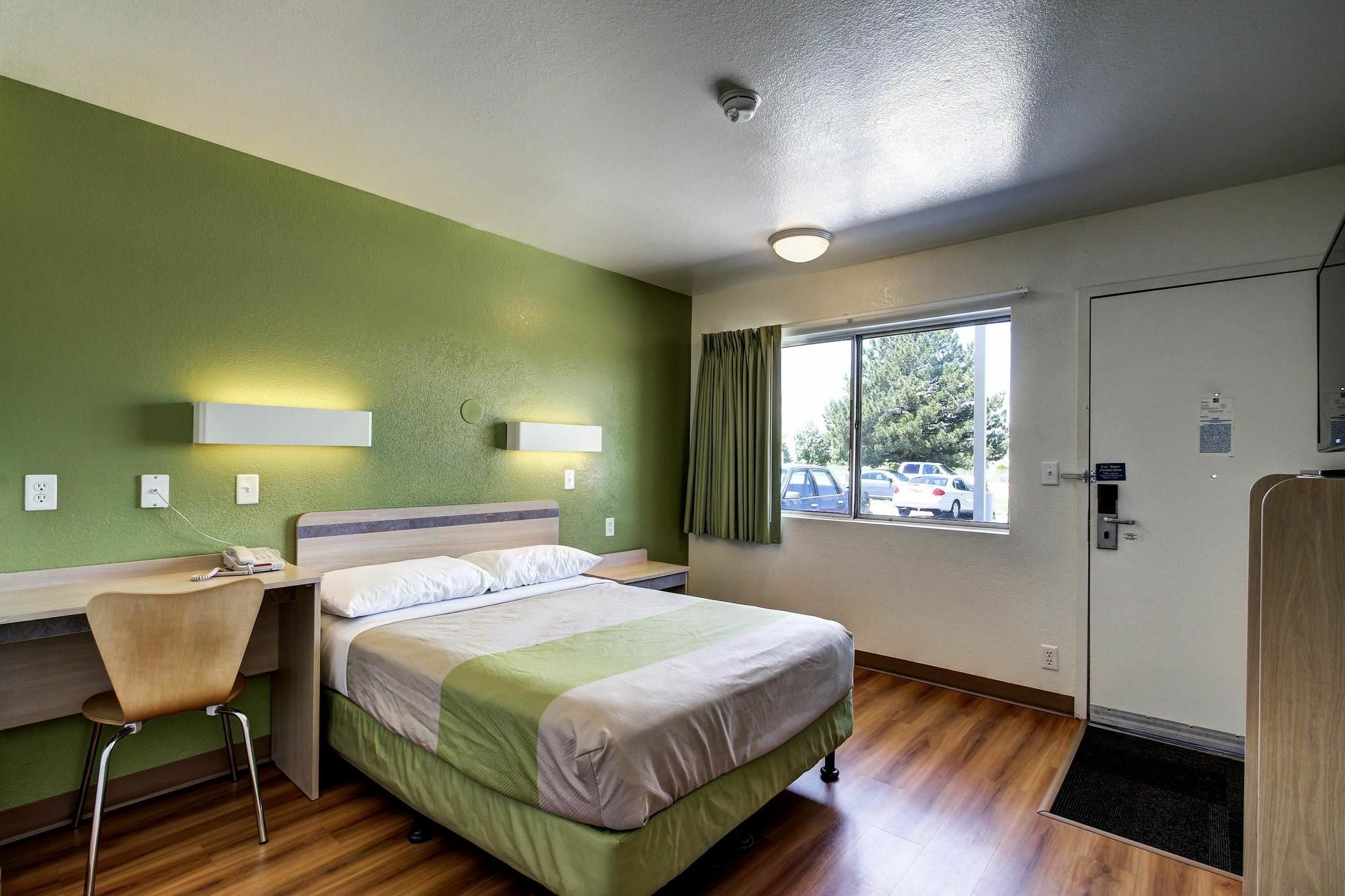 Econo Lodge Мидвейл Экстерьер фото